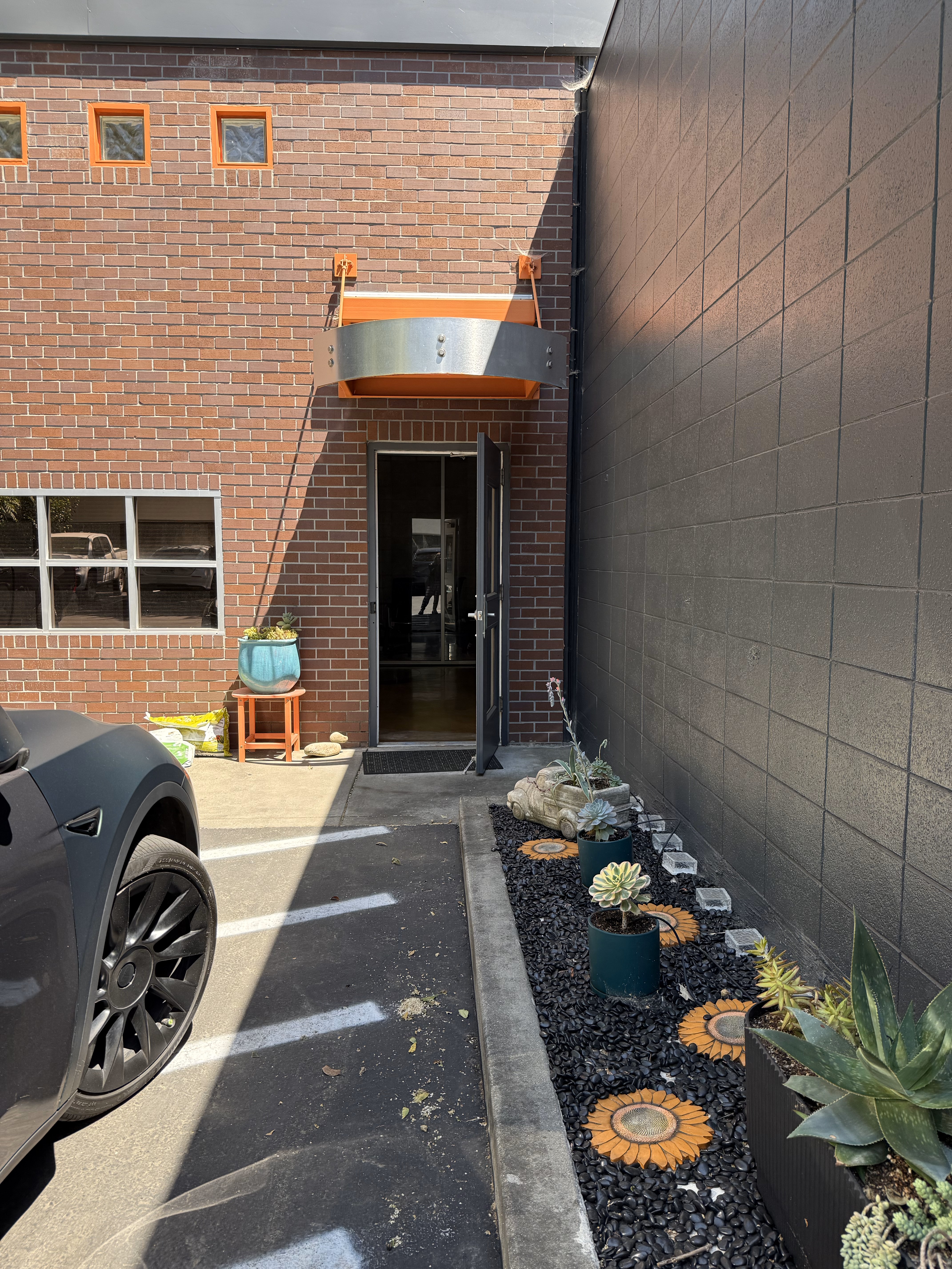 Front view of the commercial office space at 1614 19th Street Sacramento